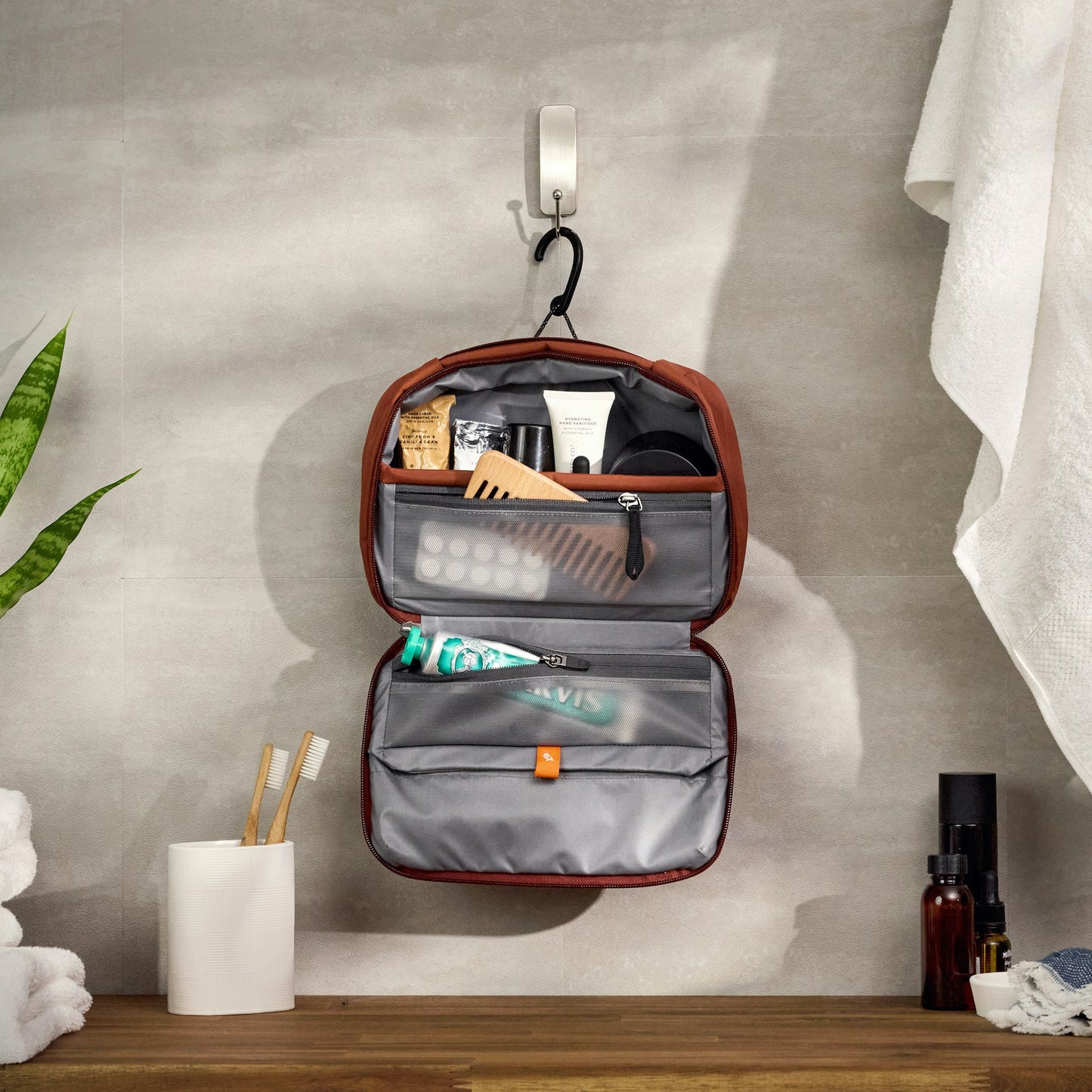 Hanging Toiletry Kit - US 5659